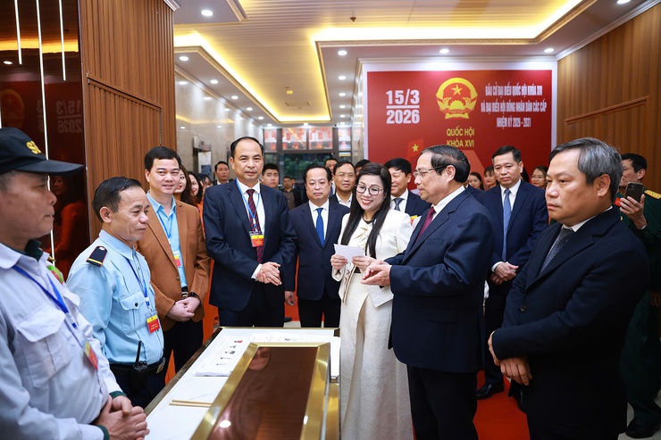 Thủ tướng Chính phủ Phạm Minh Chính bỏ phiếu tại Khu vực bầu cử số 21, phường Tây Hồ- Ảnh 2.