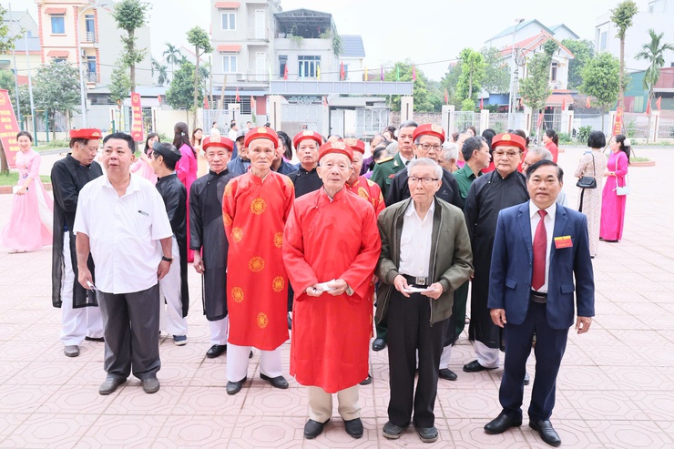 Cư tri khu vực bỏ phiếu số 10, thôn Ứng Hòa trang trọng, phấn khởi đi bỏ phiếu thực hiện quyền làm chủ của mình- Ảnh 2.