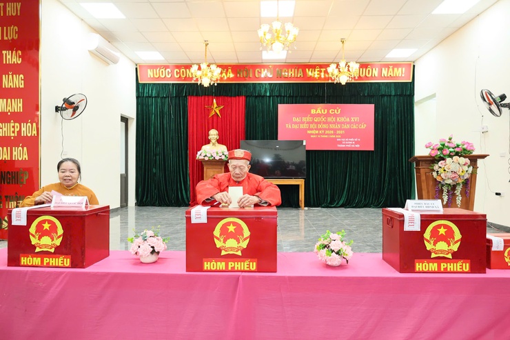 Cư tri khu vực bỏ phiếu số 10, thôn Ứng Hòa trang trọng, phấn khởi đi bỏ phiếu thực hiện quyền làm chủ của mình- Ảnh 4.