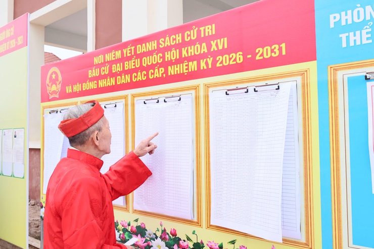 Cư tri khu vực bỏ phiếu số 10, thôn Ứng Hòa trang trọng, phấn khởi đi bỏ phiếu thực hiện quyền làm chủ của mình- Ảnh 1.