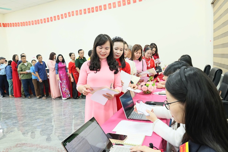 Cư tri khu vực bỏ phiếu số 10, thôn Ứng Hòa trang trọng, phấn khởi đi bỏ phiếu thực hiện quyền làm chủ của mình- Ảnh 8.