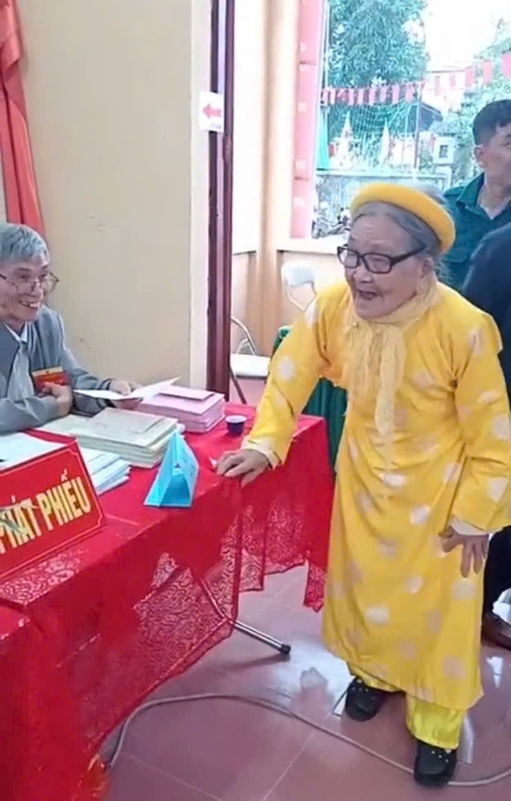 CỤ BÀ 103 TUỔI Ở XÃ PHƯỢNG DỰC THAM GIA NGÀY HỘI BẦU CỬ- Ảnh 1.
