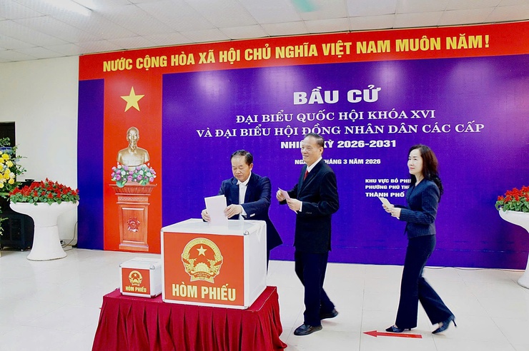 Đồng chí Lương Tam Quang và đồng chí Nguyễn Thanh Nghị dự Lễ khai mạc và bỏ phiếu bầu cử tại phường Phú Thượng- Ảnh 8.