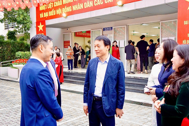 Đồng chí Lương Tam Quang và đồng chí Nguyễn Thanh Nghị dự Lễ khai mạc và bỏ phiếu bầu cử tại phường Phú Thượng- Ảnh 2.