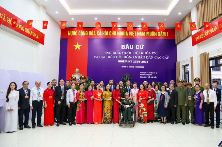 Những hình ảnh đẹp trong Ngày bầu cử tại phường Ngọc Hà- Ảnh 2.