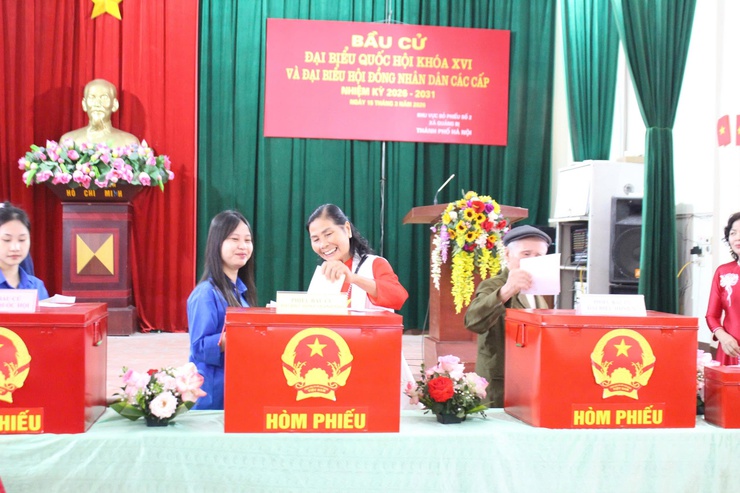 Đồng chí Nguyễn Thị Lan Hương - Phó chủ tịch HĐND xã, dự khai mạc ngày bầu cử tại Khu vực bỏ phiếu số 02, thôn Thái Hòa - Ảnh 5.