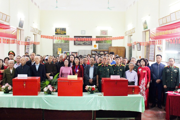 Đồng chí Nguyễn Thị Lan Hương - Phó chủ tịch HĐND xã, dự khai mạc ngày bầu cử tại Khu vực bỏ phiếu số 02, thôn Thái Hòa - Ảnh 2.