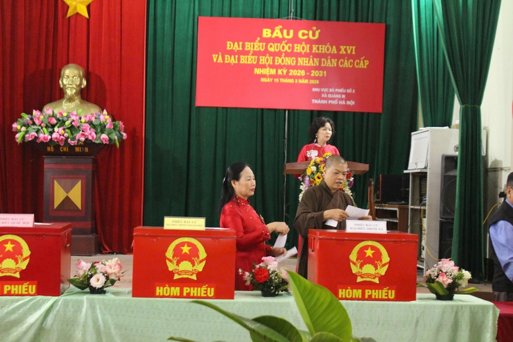 Đồng chí Nguyễn Thị Lan Hương - Phó chủ tịch HĐND xã, dự khai mạc ngày bầu cử tại Khu vực bỏ phiếu số 02, thôn Thái Hòa - Ảnh 4.