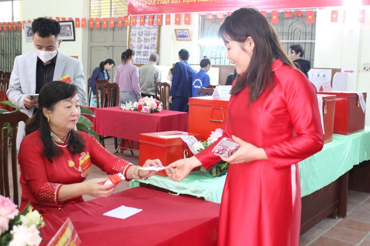Đồng chí Nguyễn Thị Lan Hương - Phó chủ tịch HĐND xã, dự khai mạc ngày bầu cử tại Khu vực bỏ phiếu số 02, thôn Thái Hòa - Ảnh 3.