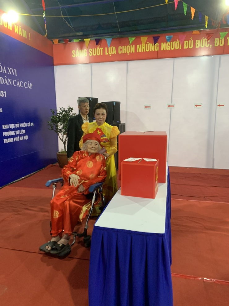 Trực tiếp: Không khí ngày hội toàn dân đi bỏ phiếu tại các điểm bầu cử trên địa bàn phường Từ Liêm- Ảnh 21.