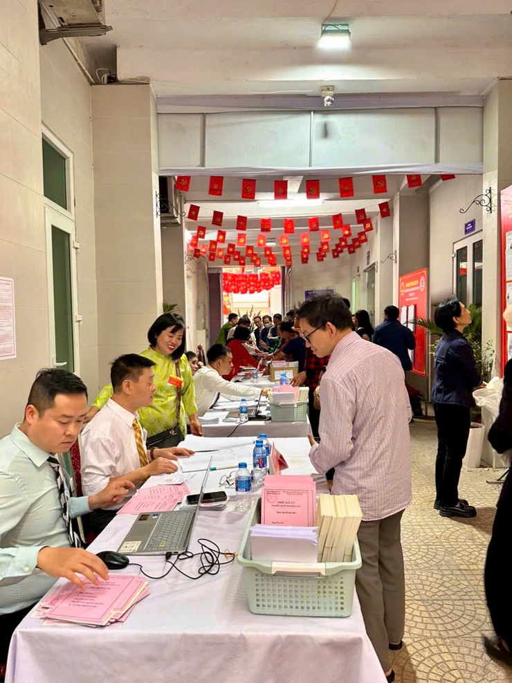 NHỮNG CỬ TRI ĐẦU TIÊN PHẤN KHỞI THAM GIA BỎ PHIẾU- Ảnh 2.