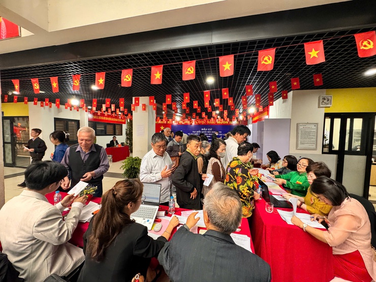 NHỮNG CỬ TRI ĐẦU TIÊN PHẤN KHỞI THAM GIA BỎ PHIẾU- Ảnh 7.