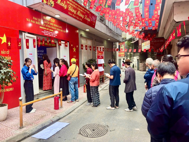 NHỮNG CỬ TRI ĐẦU TIÊN PHẤN KHỞI THAM GIA BỎ PHIẾU- Ảnh 14.