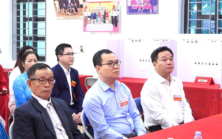 Rộn ràng ngày hội non sông tại các điểm bỏ phiếu ở xã Bát Tràng- Ảnh 3.