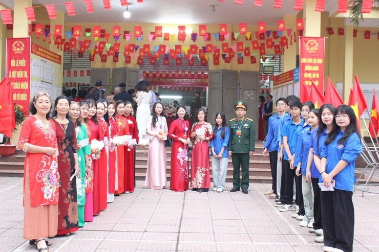 Đồng chí Nguyễn Thị Lan Hương - Phó chủ tịch HĐND xã, dự khai mạc ngày bầu cử tại Khu vực bỏ phiếu số 02, thôn Thái Hòa - Ảnh 1.