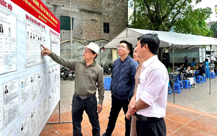 Rộn ràng ngày hội non sông tại các điểm bỏ phiếu ở xã Bát Tràng- Ảnh 5.