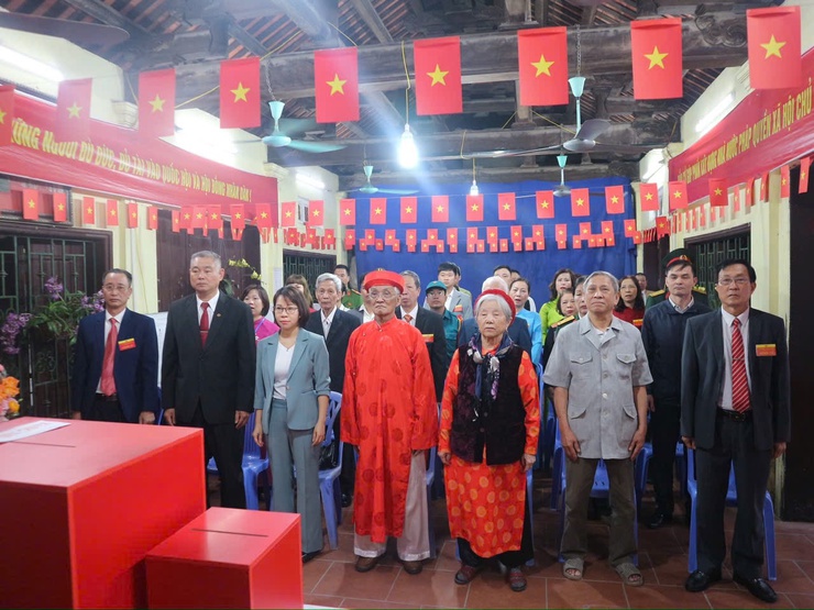 Trực tiếp: Không khí ngày hội toàn dân đi bỏ phiếu tại các điểm bầu cử trên địa bàn phường Từ Liêm- Ảnh 22.