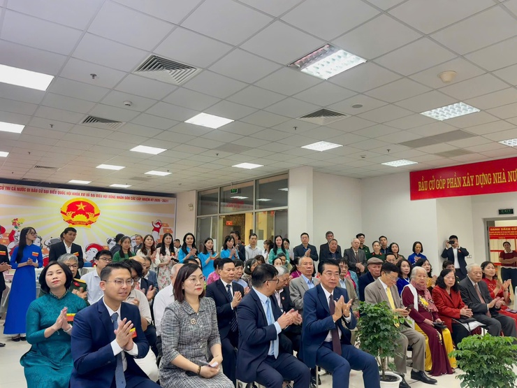 Phường Phú Thượng đồng loạt khai mạc bầu cử tại 16 khu vực bỏ phiếu – cử tri nô nức tham gia Ngày hội toàn dân- Ảnh 4.