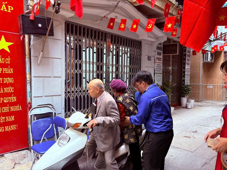 Những hình ảnh đẹp trong Ngày bầu cử tại phường Ngọc Hà- Ảnh 11.