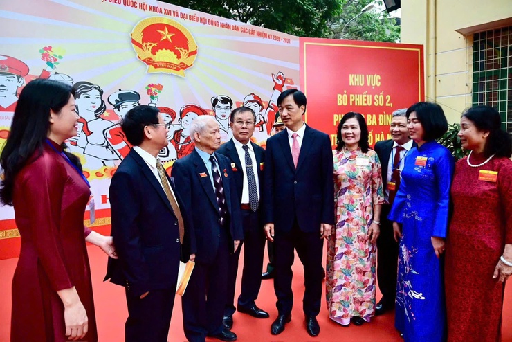 Tổng Bí thư Tô Lâm - Bí thư Quân ủy Trung Ương đã đến khu vực bỏ phiếu số 2, phường Ba Đình TP Hà Nội, bỏ phiếu bầu đại biểu Quốc hội khóa XVI và đại biểu HĐND các cấp nhiệm kỳ 2026-2031.- Ảnh 5.