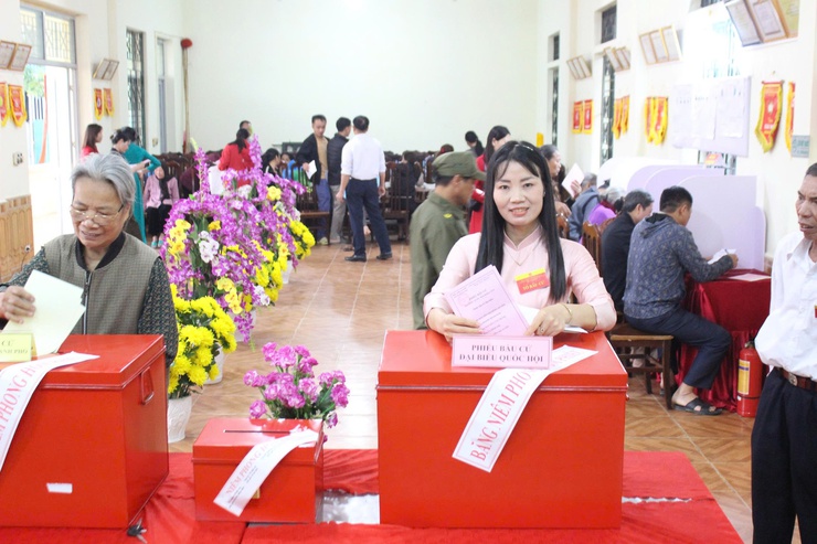 Đồng chí Nguyễn Thị Lan Hương - Phó chủ tịch HĐND xã, dự khai mạc ngày bầu cử tại Khu vực bỏ phiếu số 02, thôn Thái Hòa - Ảnh 6.