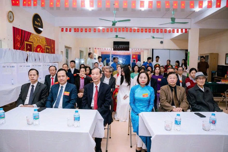 Cử tri phường Đông Ngạc phấn khởi, hăng hái đi bỏ phiếu bầu cử đại biểu Quốc hội khóa XVI và đại biểu HĐND các cấp nhiệm kỳ 2026 -2031.- Ảnh 2.