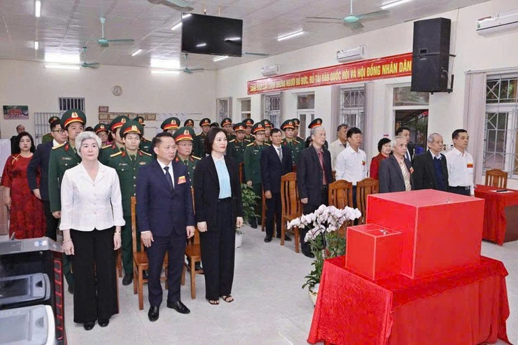 Cử tri phường Đông Ngạc phấn khởi, hăng hái đi bỏ phiếu bầu cử đại biểu Quốc hội khóa XVI và đại biểu HĐND các cấp nhiệm kỳ 2026 -2031.- Ảnh 7.