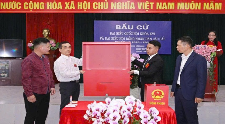 Cử tri phường Đông Ngạc phấn khởi, hăng hái đi bỏ phiếu bầu cử đại biểu Quốc hội khóa XVI và đại biểu HĐND các cấp nhiệm kỳ 2026 -2031.- Ảnh 9.