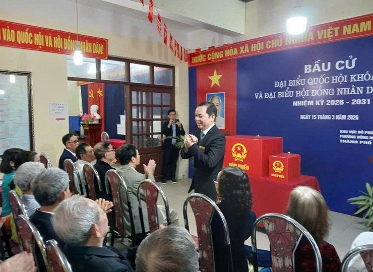 Cử tri phường Đông Ngạc phấn khởi, hăng hái đi bỏ phiếu bầu cử đại biểu Quốc hội khóa XVI và đại biểu HĐND các cấp nhiệm kỳ 2026 -2031.- Ảnh 12.