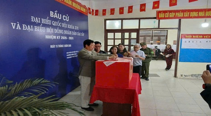 Cử tri phường Đông Ngạc phấn khởi, hăng hái đi bỏ phiếu bầu cử đại biểu Quốc hội khóa XVI và đại biểu HĐND các cấp nhiệm kỳ 2026 -2031.- Ảnh 14.