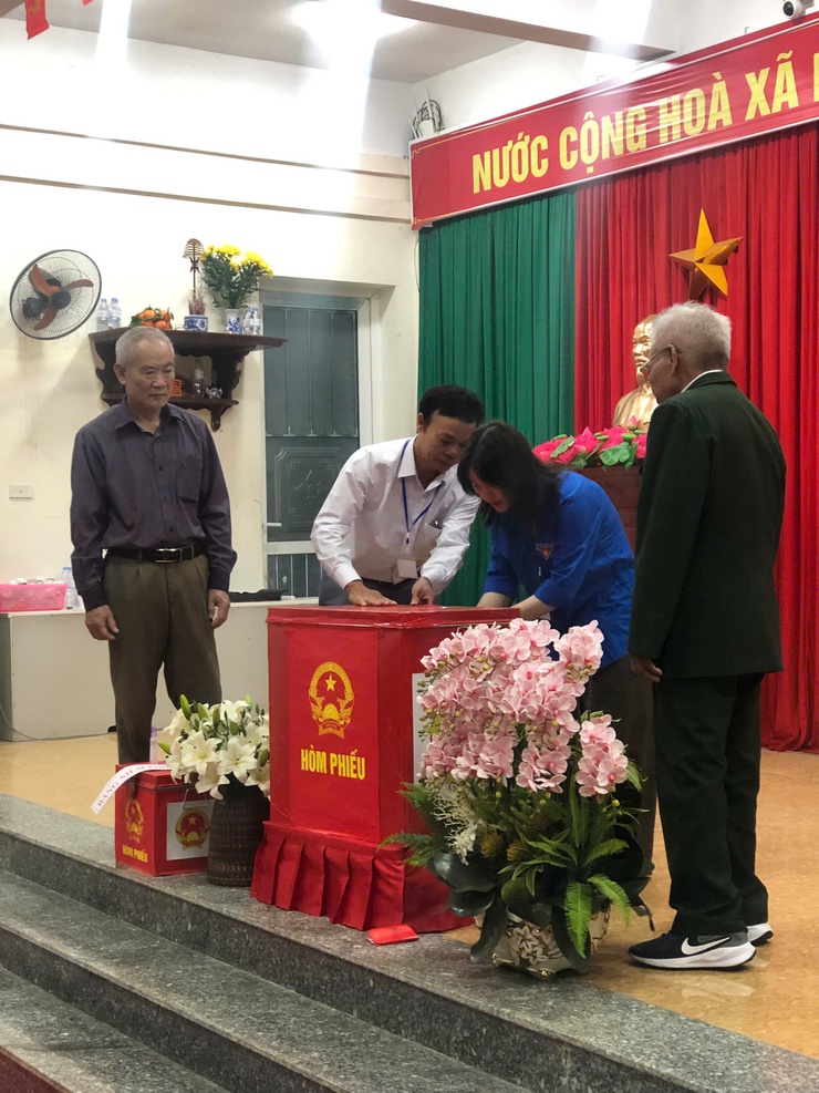ĐOÀN VIÊN, THANH NIÊN XÃ HƯNG ĐẠO TÍCH CỰC HỖ TRỢ TẠI CÁC ĐIỂM BỎ PHIẾU- Ảnh 4.