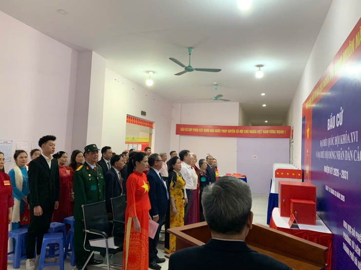 Trực tiếp: Không khí ngày hội toàn dân đi bỏ phiếu tại các điểm bầu cử trên địa bàn phường Từ Liêm- Ảnh 42.