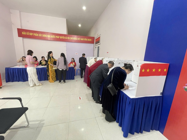 Trực tiếp: Không khí ngày hội toàn dân đi bỏ phiếu tại các điểm bầu cử trên địa bàn phường Từ Liêm- Ảnh 43.