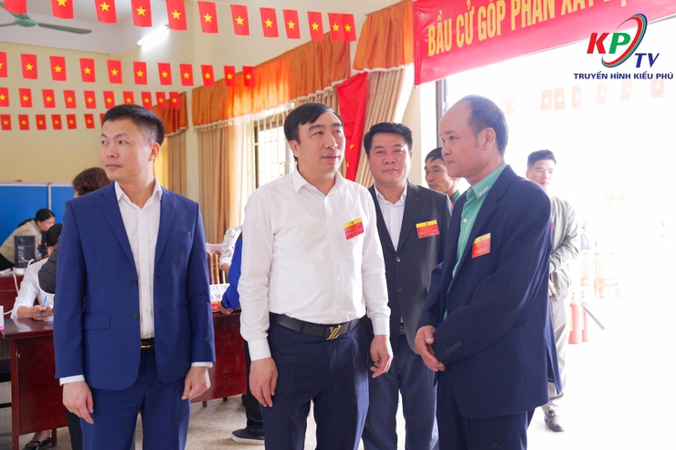 Lãnh đạo xã Kiều Phú kiểm tra, động viên các tổ bầu cử và chung vui với cử tri trong ngày hội toàn dân- Ảnh 1.