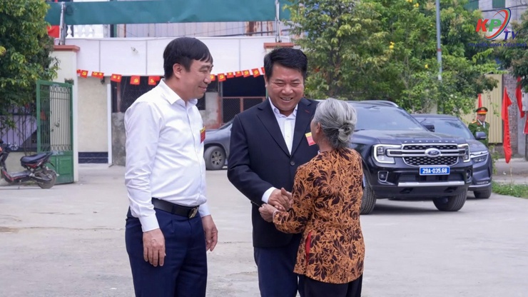 Lãnh đạo xã Kiều Phú kiểm tra, động viên các tổ bầu cử và chung vui với cử tri trong ngày hội toàn dân- Ảnh 6.