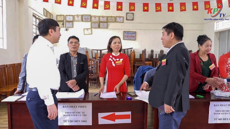 Lãnh đạo xã Kiều Phú kiểm tra, động viên các tổ bầu cử và chung vui với cử tri trong ngày hội toàn dân- Ảnh 7.