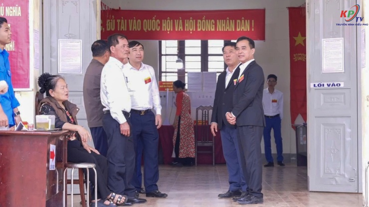 Lãnh đạo xã Kiều Phú kiểm tra, động viên các tổ bầu cử và chung vui với cử tri trong ngày hội toàn dân- Ảnh 8.