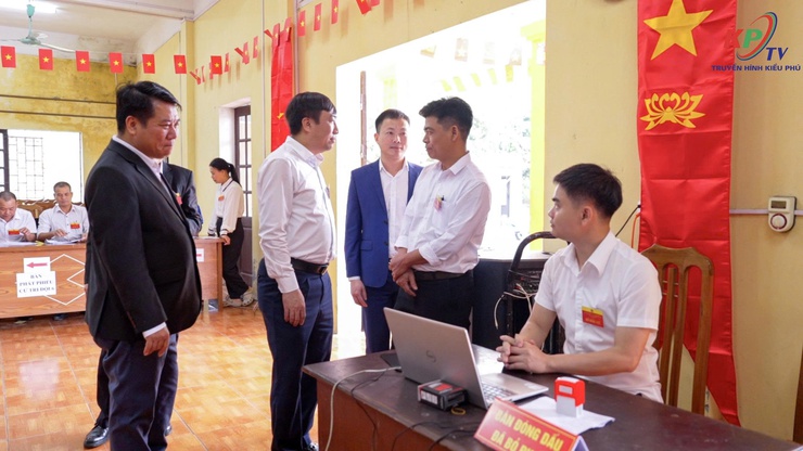 Lãnh đạo xã Kiều Phú kiểm tra, động viên các tổ bầu cử và chung vui với cử tri trong ngày hội toàn dân- Ảnh 14.