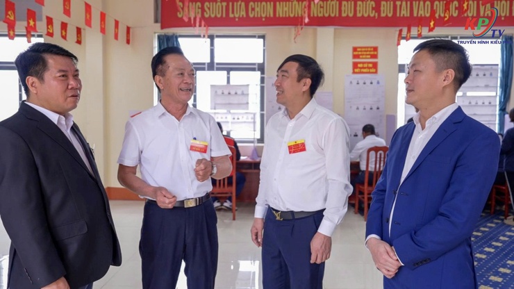 Lãnh đạo xã Kiều Phú kiểm tra, động viên các tổ bầu cử và chung vui với cử tri trong ngày hội toàn dân- Ảnh 13.