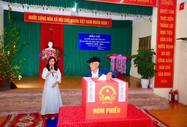 KHÔNG KHÍ KHAI MẠC BẦU CỬ ĐẠI BIỂU QUỐC HỘI KHÓA XVI VÀ ĐẠI BIỂU HĐND CÁC CẤP NHIỆM KỲ 2026 – 2031 TẠI CÁC KHU VỰC BỎ PHIẾU TRÊN ĐỊA BÀN XÃ DÂN HÒA- Ảnh 11.