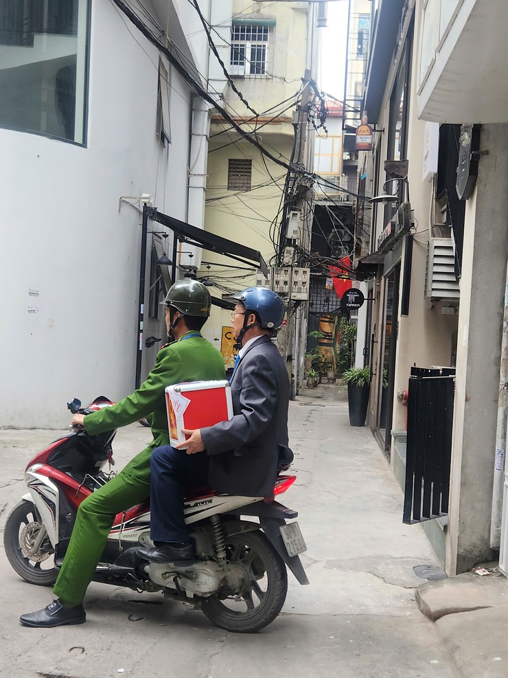 Cử tri phường Giảng Võ nô nức thực hiện quyền bầu cử- Ảnh 6.