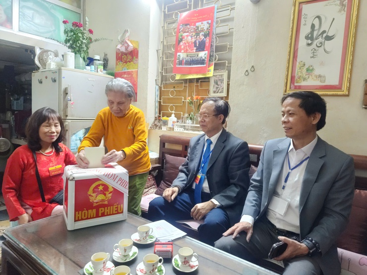 Cử tri phường Giảng Võ nô nức thực hiện quyền bầu cử- Ảnh 7.