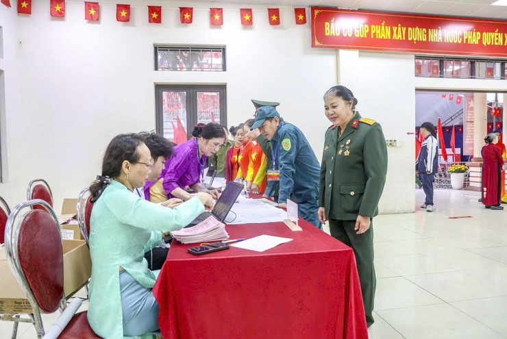 Cử tri thôn Cổ Điển B, khu vực bỏ phiếu số 8 xã Thanh Trì tích cực tham gia bỏ phiếu- Ảnh 3.