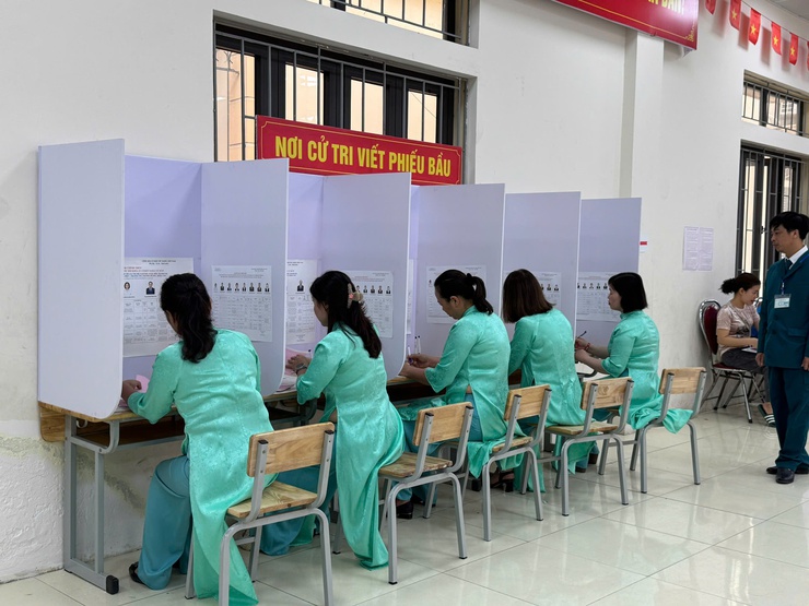 Cử tri thôn Cổ Điển B, khu vực bỏ phiếu số 8 xã Thanh Trì tích cực tham gia bỏ phiếu- Ảnh 7.