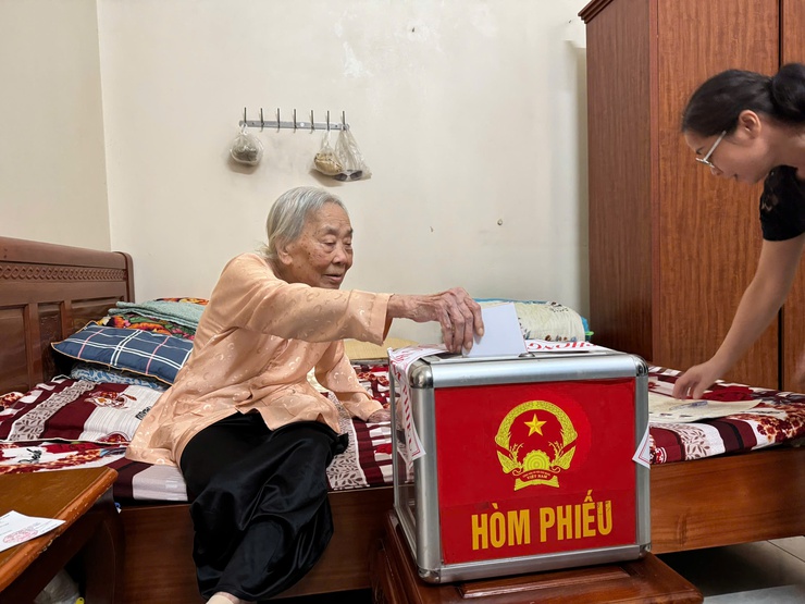 Cử tri thôn Cổ Điển B, khu vực bỏ phiếu số 8 xã Thanh Trì tích cực tham gia bỏ phiếu- Ảnh 9.