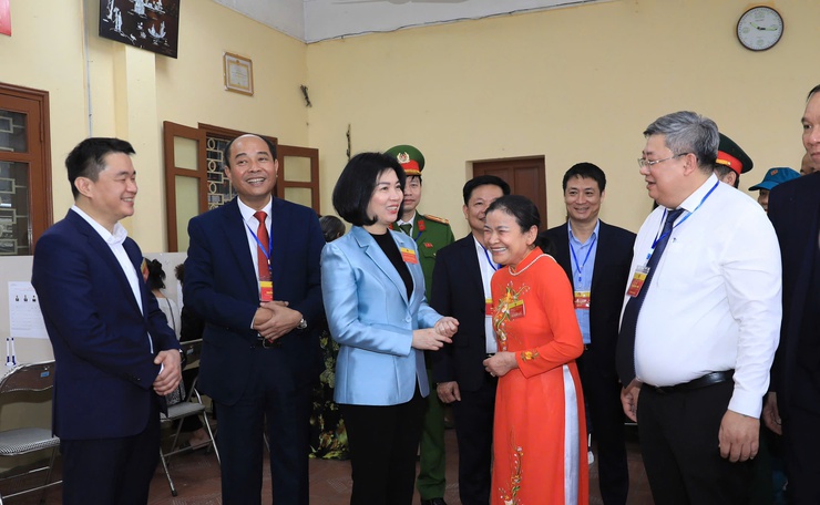 Đồng chí Phùng Thị Hồng Hà kiểm tra, động viên công tác bầu cử phường Định Công- Ảnh 2.