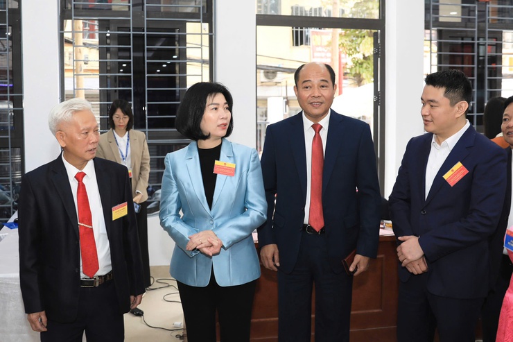 Đồng chí Phùng Thị Hồng Hà kiểm tra, động viên công tác bầu cử phường Định Công- Ảnh 1.