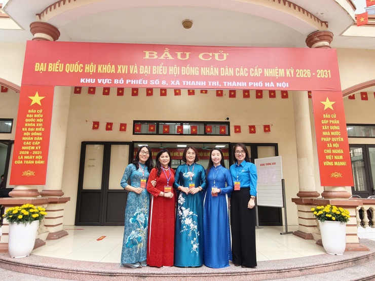 TUỔI TRẺ THANH TRÌ TÍCH CỰC HỖ TRỢ TẠI CÁC ĐIỂM BỎ PHIẾU – CHUNG TAY CHO NGÀY HỘI TOÀN DÂN- Ảnh 2.