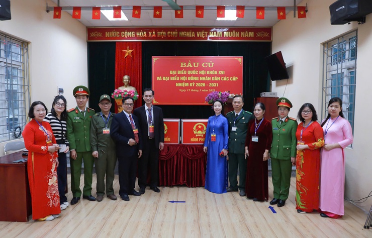 TUỔI TRẺ THANH TRÌ TÍCH CỰC HỖ TRỢ TẠI CÁC ĐIỂM BỎ PHIẾU – CHUNG TAY CHO NGÀY HỘI TOÀN DÂN- Ảnh 3.