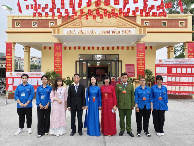 TUỔI TRẺ THANH TRÌ TÍCH CỰC HỖ TRỢ TẠI CÁC ĐIỂM BỎ PHIẾU – CHUNG TAY CHO NGÀY HỘI TOÀN DÂN- Ảnh 4.